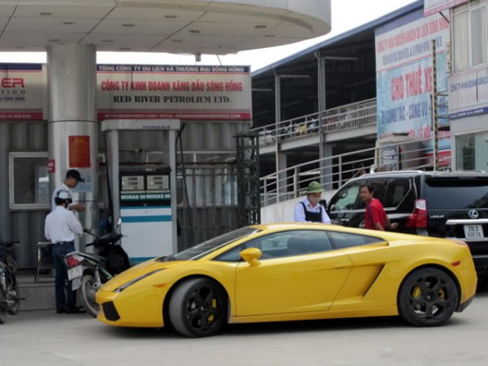 Lamborghini và Rolls-Royce Phantom 'hẹn hò' ở cây xăng tại Hà Nội ảnh 2